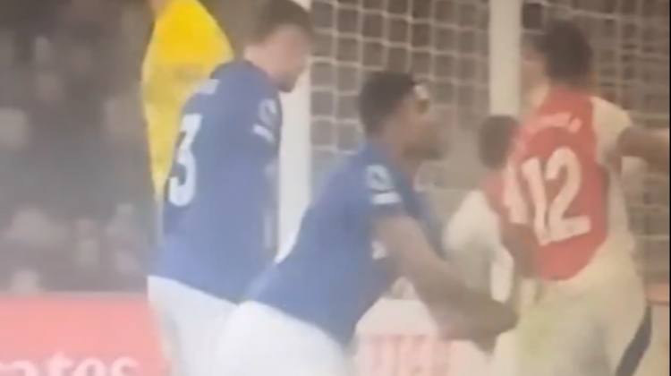 ??全英超推廣？伊鎮(zhèn)球員防阿森納角球，直接將槍手2人推出底線