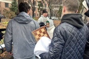 還真去了??文班早晨前往華盛頓廣場公園 與人冒雨對弈