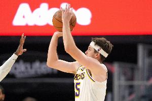 濃眉談里夫斯16次助攻：他今晚做了很多很棒的閱讀