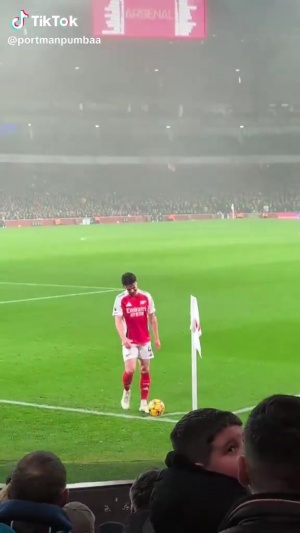 ??伊鎮(zhèn)球迷高唱“菲利普斯是屎”，發(fā)角球的賴斯忍不住偷笑