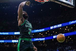 一打步行者就來(lái)勁！杰倫-布朗半場(chǎng)10中8 拿下18分3板4助