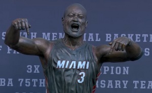 韋大爺哭死??！昨天老鷹主場用韋德的雕像圖干擾熱火球員罰球