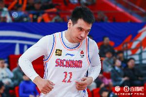 楊文學首發(fā)35分鐘 8中4貢獻11分11板&出現(xiàn)5失誤5犯規(guī) 正負值-27