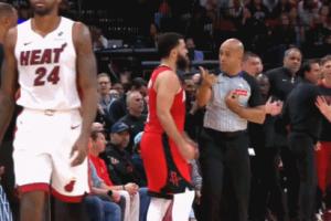 范弗里特沖撞裁判細節(jié)：走上前撞馬克-戴維斯 后者立即一個T送上~