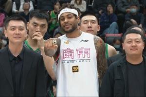 三冠功臣！莫蘭德重回遼寧 遼籃總經(jīng)理劉子慶親自為其頒發(fā)戒指