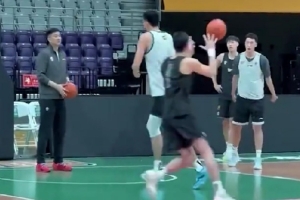 今晚需要你們的發(fā)揮！杜鋒親自指導(dǎo)宏遠(yuǎn)內(nèi)線眾將