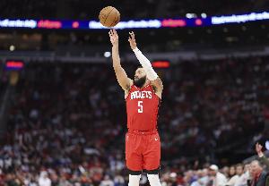 不太準！范弗里特半場10投3中拿到8分 三分5中2