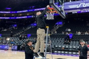 ??又來這出？爵士主場籃筐有點(diǎn)歪 工作人員正在進(jìn)行測試和矯正