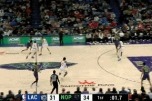 時(shí)間掌控大師！霍金斯迎著防守超遠(yuǎn)三分極限壓哨命中