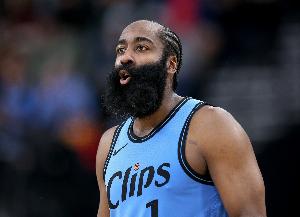 狀態(tài)起伏大！哈登半場8中3拿到10分1板2助 次節(jié)掛零