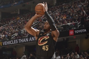 說(shuō)發(fā)力就發(fā)力！米切爾單節(jié)5記三分轟15分 帶隊(duì)一度領(lǐng)先到20分以上