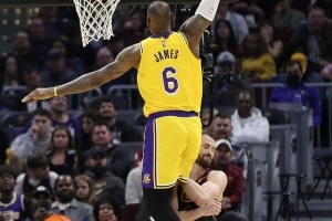 樂福曬自己被詹姆斯隔扣的視頻：我兄弟勒布朗今天40歲啦