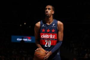 菜鳥(niǎo)：榜眼18分4板 21號(hào)秀連連暴扣砍12分9板4助5帽 大方腦袋8分