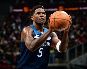 你得學對面的老大！愛德華茲12中6得到20分7板2助1帽 下半場5分