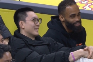 希望你早日回歸賽場！胡明軒場邊觀戰(zhàn)&呲牙笑得很開心~