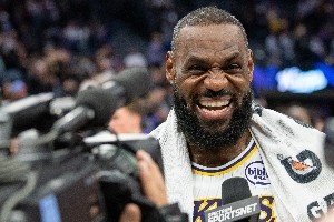 離譜但合規(guī)！年度十大“課堂”：詹姆斯獻血調表 班凱羅走步絕殺