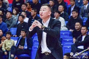 這是練球員調(diào)整力？青島本場(chǎng)比賽沒(méi)喊過(guò)1個(gè)暫停 球隊(duì)贏了18分