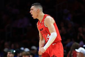 下半場21分！希羅22中11砍全隊最高32分外加4助 三分12中5