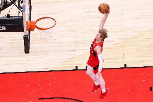 能攻能防！迪克17中9&三分8中4拿下22分3板2助3斷 正負值達+22