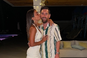 【社交秀】瓦爾加性感紅裙迎新年，梅西、C羅齊秀恩愛(ài)