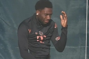 圖片報(bào)：戴維斯訓(xùn)練前跳舞3分鐘，他看起來心情不錯(cuò)