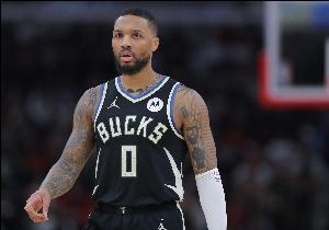 命中精彩壓哨中投！利拉德半場13中5拿到14分4助2斷