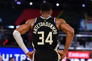 ??字母哥生涯43次砍下至少40分10板 與鯊魚(yú)&恩比德并列歷史第5