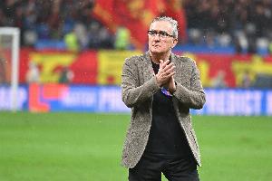 記者：伊萬來到申花訓(xùn)練場(chǎng)與斯盧茨基簡(jiǎn)短交流，路易斯明日歸隊(duì)