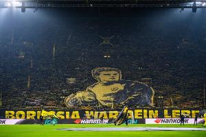 多特賽前致敬上月去世的前門將，播音員現(xiàn)場(chǎng)抽泣：愿你安息