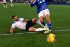 愿無大礙！尼科-帕斯被拉齊奧后衛(wèi)兇狠飛鏟，隨后痛苦倒地傷退