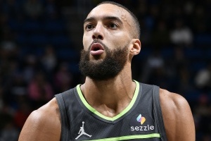 你這中鋒？戈貝爾6中6得到12分4助 僅搶4個(gè)籃板全隊(duì)倒數(shù)第二