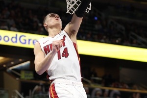 火力全開！希羅上半場(chǎng)13中7得到18分3板5助 三分8中4