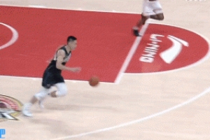 這失誤有點(diǎn)業(yè)余！吳昌澤持球推進(jìn)出現(xiàn)離譜走步