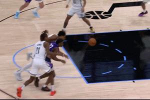 最后不給上??本西蹲在場(chǎng)下 眼睜睜看科利爾絕殺一臉無奈