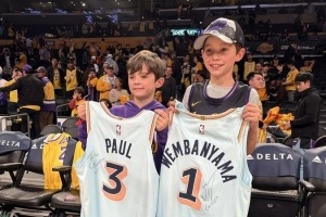 雷迪克：來(lái)我播客的球員都會(huì)給我兒子簽名球衣 但都付之一炬了