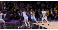 都是老狐貍??詹姆斯和保羅搶球立即攻筐造了個(gè)犯規(guī) 兩人都攤手