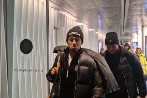 郁悶！奧卡福飛回米蘭城，記者詢問發(fā)生了什么，他回答：不知道