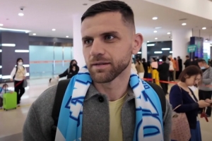 記者曬現(xiàn)場(chǎng)視頻：大連英博第五名外援阿利米已抵達(dá)海口