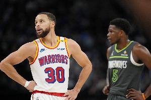 學(xué)學(xué)庫(kù)里無(wú)球？華子：哥我不行 我要是下半場(chǎng)一直那么跑會(huì)昏過(guò)去