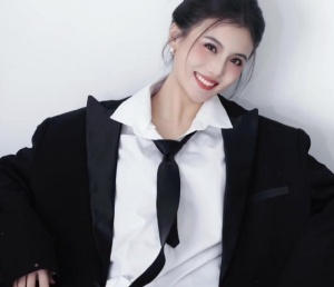 知性優(yōu)雅！趙繼偉妻子曬美照：按照自己的意愿 活出喜歡的樣子