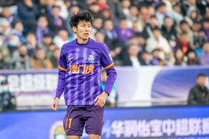 謝維軍：從去年底我就開(kāi)始嘗試踢中后衛(wèi)，我和全隊(duì)融合得比較好