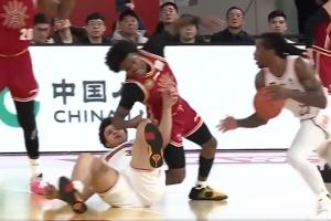 太嚇人了！張寧推洛夫頓 后者撞到古德溫腿部側面 萬幸沒傷