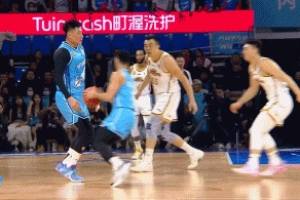 不好辦了呀！鄢手騏連續(xù)對(duì)霍華德犯規(guī)被換下 遼寧末節(jié)3分鐘已犯滿