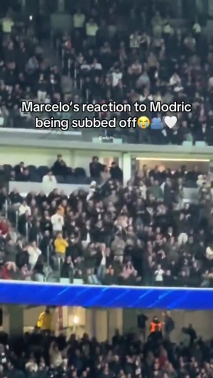 隊(duì)寵來(lái)了??！莫德里奇被換下時(shí)，看臺(tái)上馬塞洛膜拜鼓掌