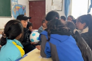 王霜前往山區(qū)與足球女孩互動：第一次當(dāng)“教練”，謝謝追風(fēng)女孩們