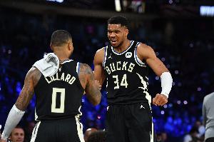 雙核齊發(fā)！字母哥&利拉德半場(chǎng)17中10合砍40分