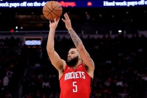 兩分4中0三分6中3！范弗里特全場拿到9分4板3助 正負(fù)值達(dá)+21