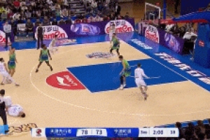 疑似擊中要害！谷澤浴防守時(shí)打到常林 裁判回看后吹罰違體犯規(guī)