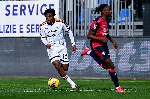 TA：曼聯(lián)與萊切就多古進(jìn)行了談判，他們已經(jīng)放棄簽努諾-門德斯