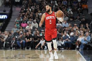 三分手感不錯(cuò)！范弗里特半場三分6中3拿9分 另有4次助攻